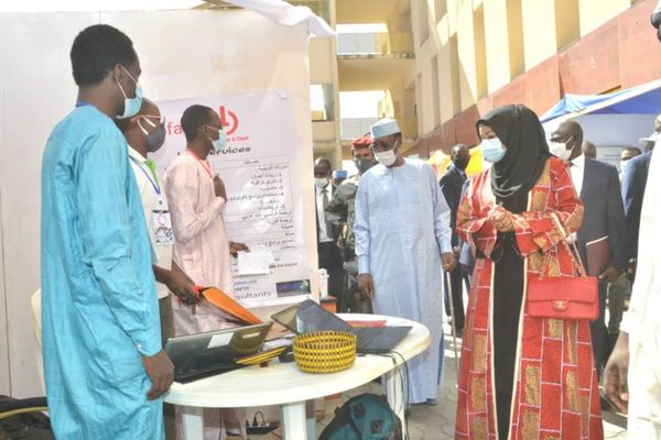 Tchad : le chef de l'État encourage les entrepreneurs à faire mieux et plus. © PR
