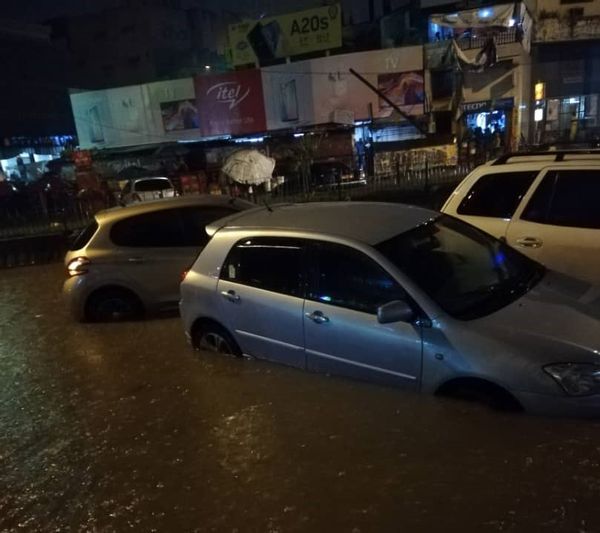 Cameroun : Forte pluie à Yaoundé, véhicules et boutiques sous l'eau