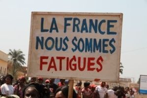 Un manifestant brandit une pencarte mentionnant 