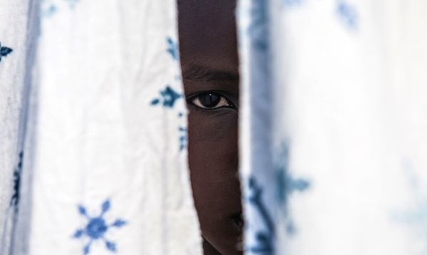 Un ancien enfant soldat de 12 ans a retrouvé un oncle avec le soutien de l'UNICEF en RDC. Illustration ©️ UNICEF/Vincent Trem