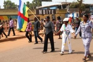 Une marche pacifique à Bangui pour l'arrêt des hostilités de la Séléka en décembre 2012. Crédits photos : Sources