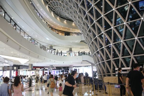 Tourists shop at a duty-free shopping mall in Sanya City, south China's Hainan Province, July 29, 2020. Photo by Zhang Jingan