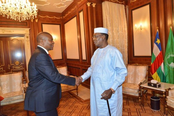 Une poignée de main entre le chef de l'Etat centrafricain Touadéra et son homologue tchadien Idriss Déby, le 29 juin 2017 au 