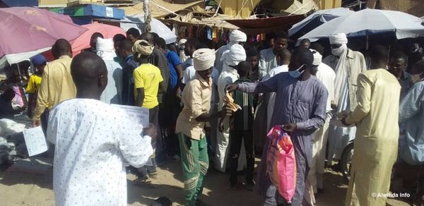 Tchad : une ONG distribue des masques et affiches au marché moderne d'Ati