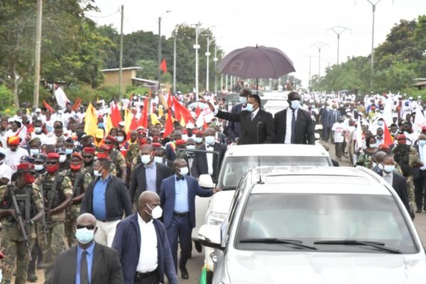 La foule en liesse saluant le cortège présidentiel à Djambala