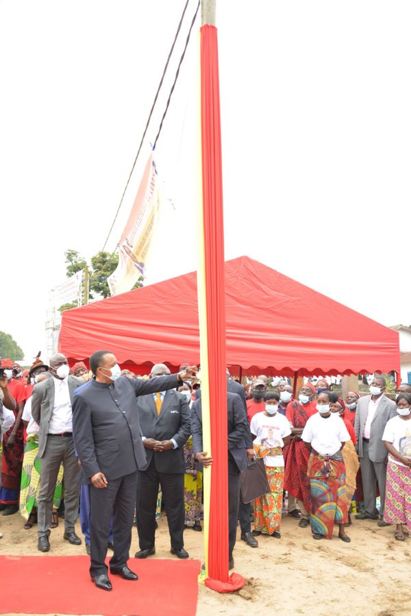 Denis Sassou N'Guesso devant le poteau électrique pour le geste symbolique.