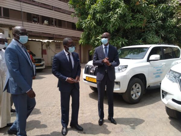 Tchad : l'UNFPA remet un don de véhicules au ministère de l'Économie et au Parlement