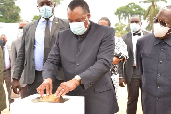 Denis Sassou N'Guesso posant la première pierre de la centrale thermo-solaire