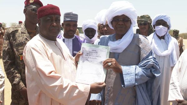 Tchad : remise des plans cadastraux pour la construction de deux lycées à Abéché