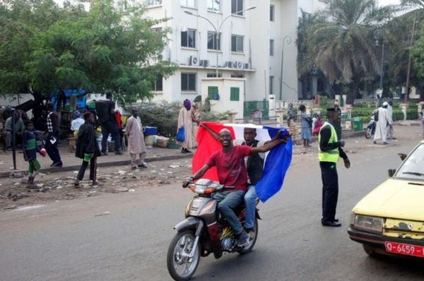 Jeunes Maliens agitant le drapeau français à Bamakosamedi 12 janvier. HABIBOU KOUYATE / AFP