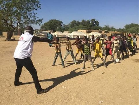 Sur le site des déplacés à Sokolo au centre du Mali, Daniel Dao, superviseur MSF, crée des exercices ludiques pour les enfant