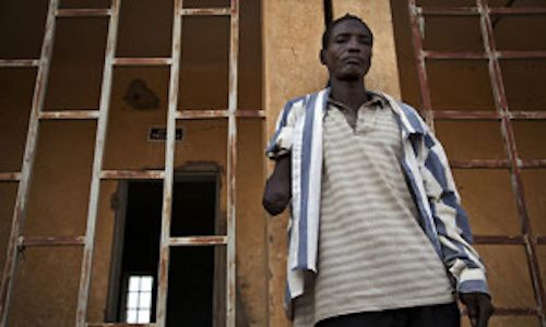 Photo ONU/Marco Dormino Au Mali, un homme se tient à l'endroit où des djihadistes ont amputé son bras à l'intérieur de la pri