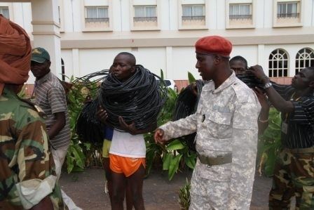 Un groupe de voleurs entre les mains des forces de l'ordre. Crédits photos : Diaspora media