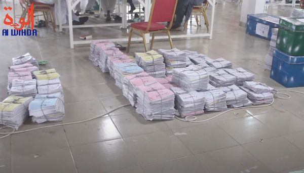Des copies corrigées du baccalauréat 2020. Illustration © Alwihda Info