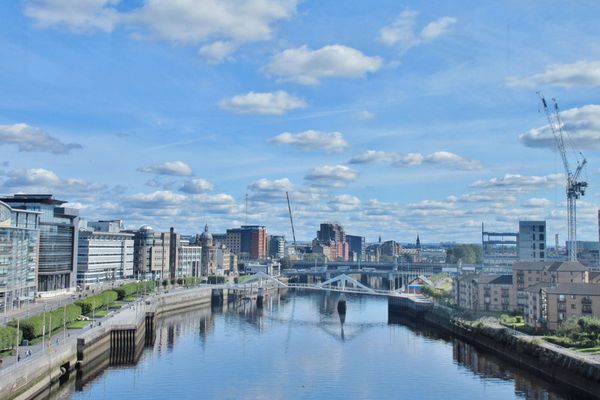 La ville de Glasgow, au Royaume-Uni, devait accueillir la COP26, la conférence des Nations Unies sur le climat désormais repo