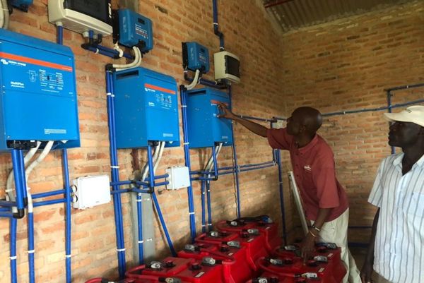 Burundi : une usine de briquettes renforce la cohabitation dans un camp de réfugiés