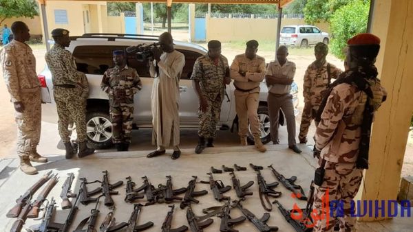 Tchad : les autorités provinciales du Batha présentent une saisie d'armes de guerre
