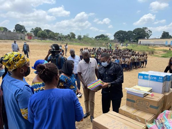 Congo : don des kits et fournitures scolaires de Brice Dimitri Bayendissa aux écoles de Tié Tié 2 à Pointe-Noire