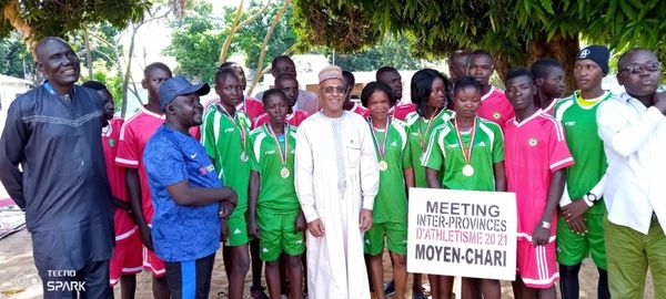 Tchad : des athlètes du Moyen-Chari présentent leurs médailles au gouverneur