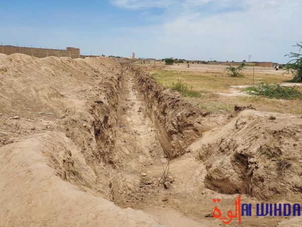 الحكومة تبرر حفر الخندق على مشارف انجمينا