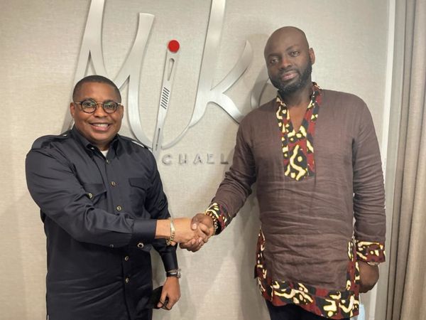 Accolade fraternelle entre le président de la fondation Brice Dimitri Bayendissa et le Dr Michael K. Obeng du cabinet R.E.S.T