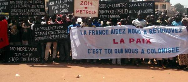 Des citoyens centrafricains manifestent devant l'ambassade de France à Bangui, le 1er janvier 2013. © WONGOUE / CHINE NOUVELL