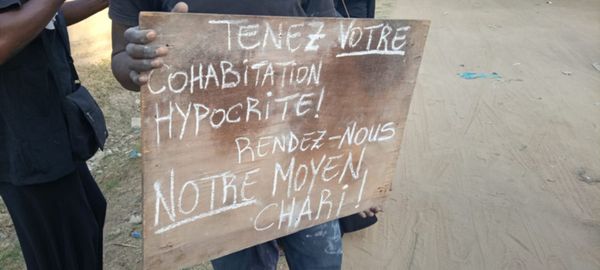 تفريق "مسيرة الكرامة والعدالة" لأبناء شاري الأوسط في ساحة فست-افريك