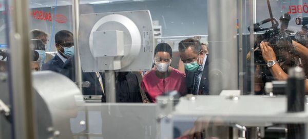 Le Directeur de l'OMS, Tedros Ghebreyesus (à droite), et la ministre belge du Développement, Meryame Kitir, visitent Biovac, 