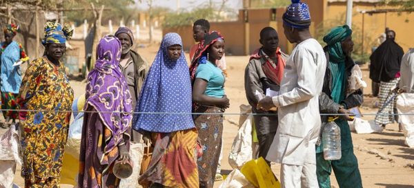Des personnes déplacées font la queue pour une distribution de nourriture à Gorom-Gorom, au Burkina Faso. © PAM/Cheick Omar B