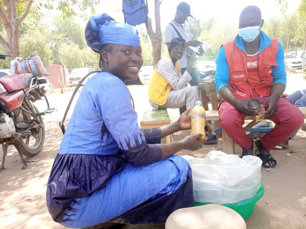 Tchad : diplômée et mère de 3 enfants, Ellen vend du jus de gingembre pour survivre