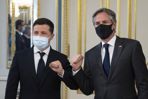 Le président ukrainien Volodymyr Zelensky (G) rencontre le secrétaire d'État américain en visite, Antony Blinken, à Kiev, cap
