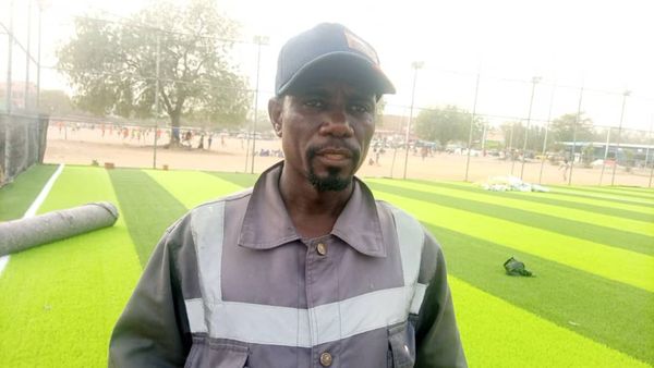 Tchad : Ahmat, l'unique technicien spécialisé en installation de pelouse synthétique