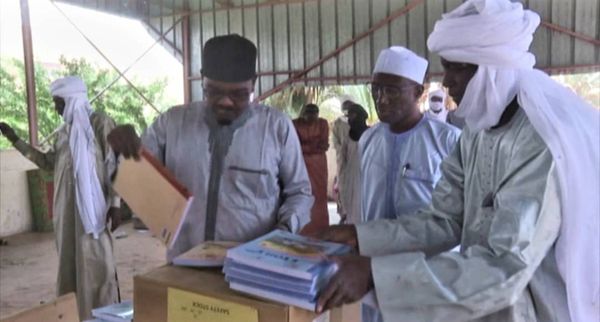 Tchad : un membre du CNT offre des manuels scolaires aux élèves de Faya