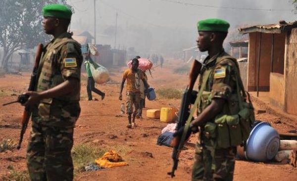 Des soldats rwandais de la Misca en patrouille à Bangui après une attaque de miliciens chrétiens anti-balaka, le 22 janvier 2