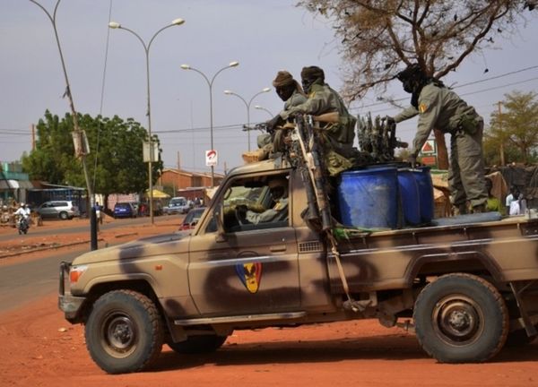 Soldats de l'armée tchadienne en chemin vers la frontière malienne le 26 janvier 2013. (BOUREIMA HAMA / AFP)