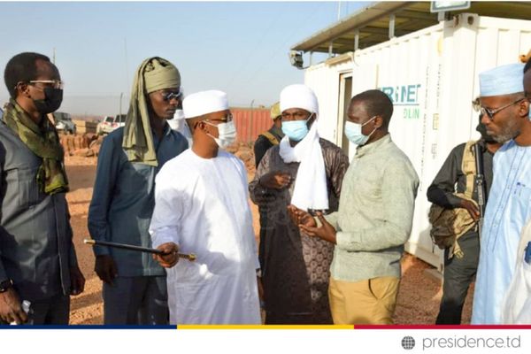 رئيس المجلس العسكري يتفقد محطة توليد الطاقة الهوائية بمدينة أم جرس