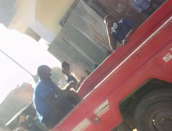 Tchad : pourquoi les agents municipaux ramassent-ils des vieux pneus à Ndjamena ?