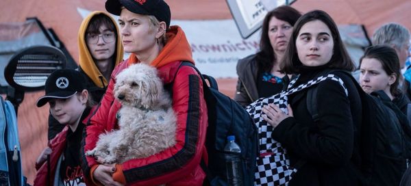 Des réfugiés d'Ukraine entrent en Pologne au point de passage de Medyka. © UNHCR/Maciej Moskwa