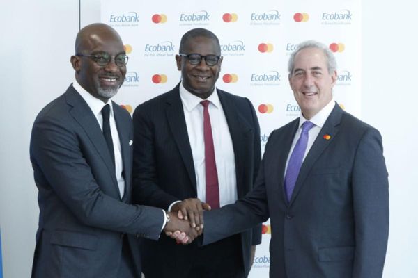 Harry Aithnard, Directeur Exécutif Régional de l'UEMOA, Ecobank (à gauche), Solomon Quaynor, Vice-président pour le secteur p