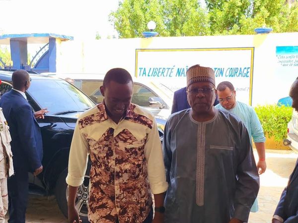 Tchad : Succes Masra échange avec le porte-parole du gouvernement. © DR