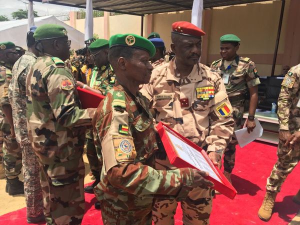 Lac Tchad : la Force mixte multinationale décore ses hommes à N'Djamena