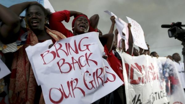Des femmes manifestent pour les 200 écolières enlevés par Boko Haram. Credit: REUTERS/Afolabi Sotunde