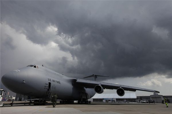 Un Lockheed C-5 Galaxy, avion cargo militaire de l'US Air Force, sur l'aéroport de Schönefeld près de Berlin, le 7 juin 2010.