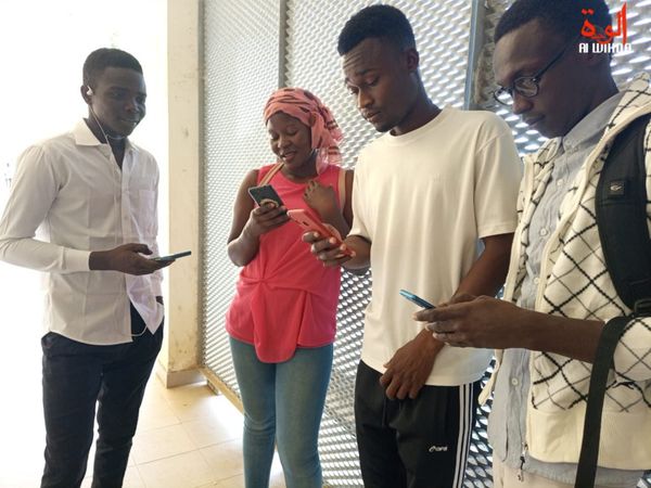 Tchad : génération tête baissée, les yeux fixés sur les téléphones
