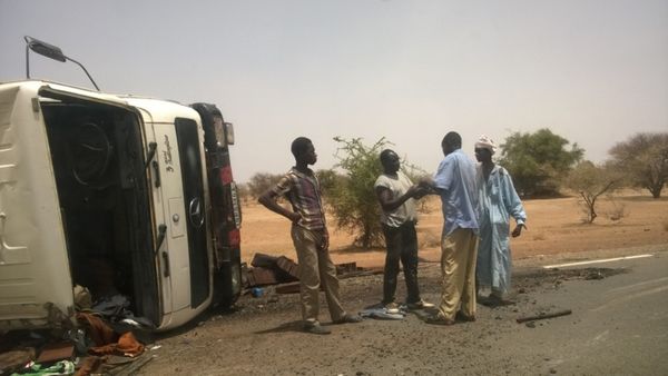 Un camion s'est renversé hier sur la route Abéché-Oum Hadjer. Le chauffeur est grièvement blessé tandis que le chef de bord à