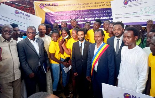 N'Djamena : des jeunes du 9ème arrondissement reçoivent des chèques de financement