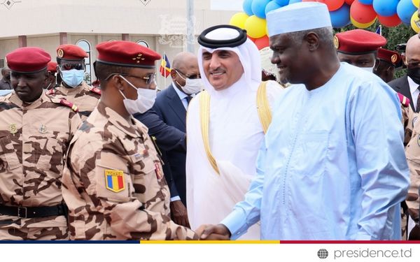Poignée de main entre Mahamat Idriss Deby et Moussa Faki Mahamat le 20 août 2022 dans la cour du Palais des arts et de la cul