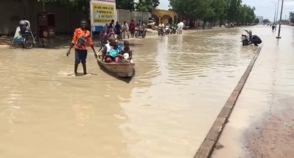 Des pirogues utilisées pour le transport urbain à N'Djamena, à la. suite des inondations en août 2022. Illustration © Mbaïnai