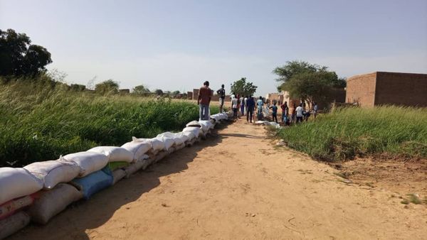 Des barricades formées avec des sacs de sable dans le 9ème arrondissement de N'Djamena face à la crue du fleuve Chari et Logo