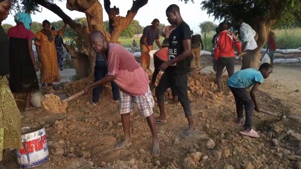 Des jeunes de Walia renforcent des digues face à la crue du fleuve, le 16 octobre 2022. © Tchonchimbo Ouapi Raphaël/Alwihda I